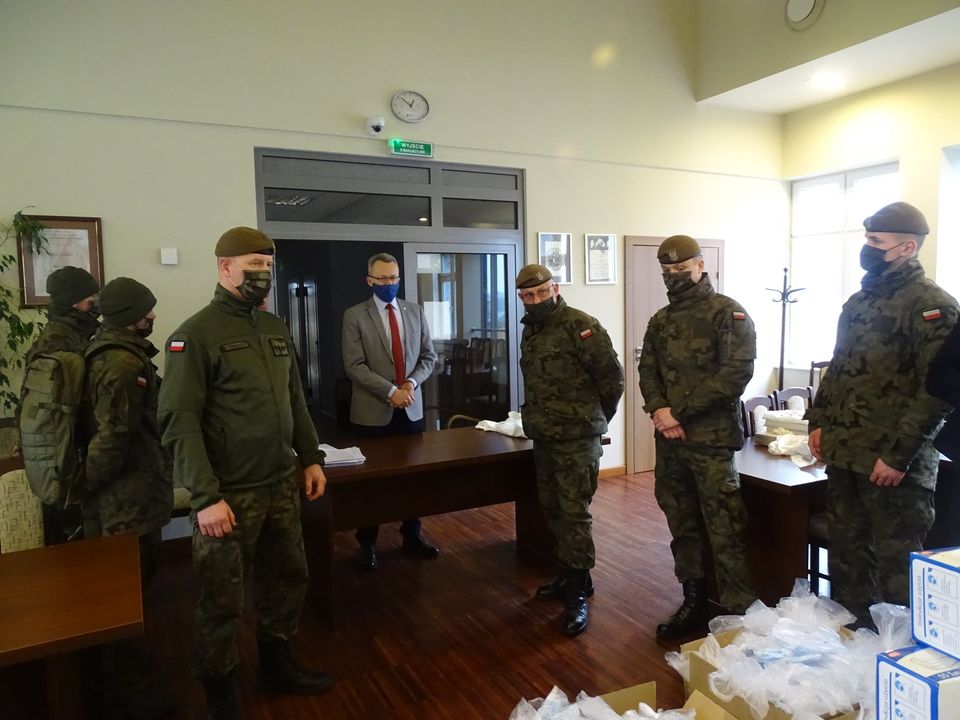 Maseczki mieszkańcom roznoszą żołnierze Wojsk Obrony Terytorialnej z 6 Mazowieckiej Brygady OT z Radomia