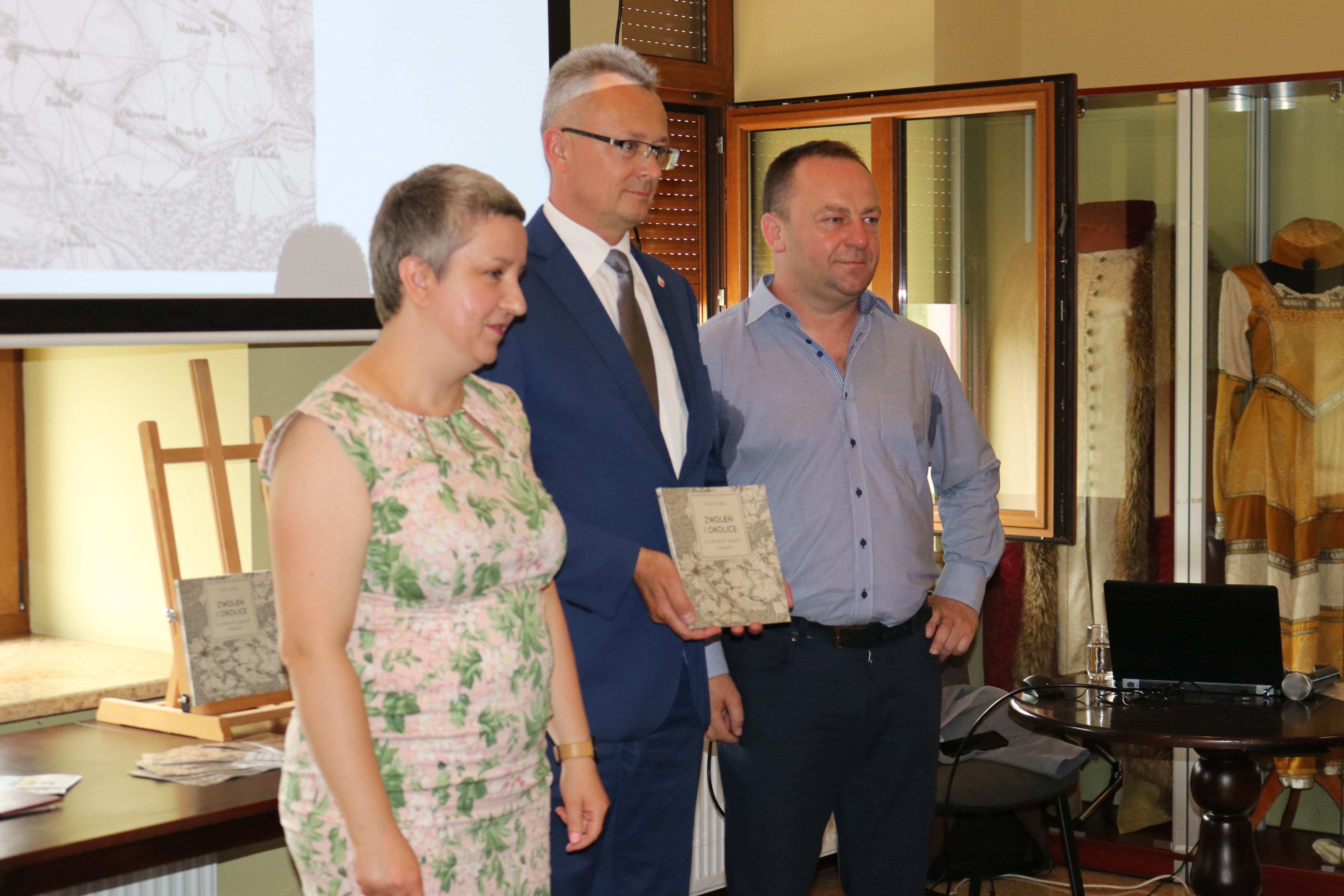 Od prawej stronu dyrektor Muzeum Regionalnego, burmistrz Zwolenia Arkadiusz Sulima oraz autor książki o Zwoleniu Piotr Chołuj