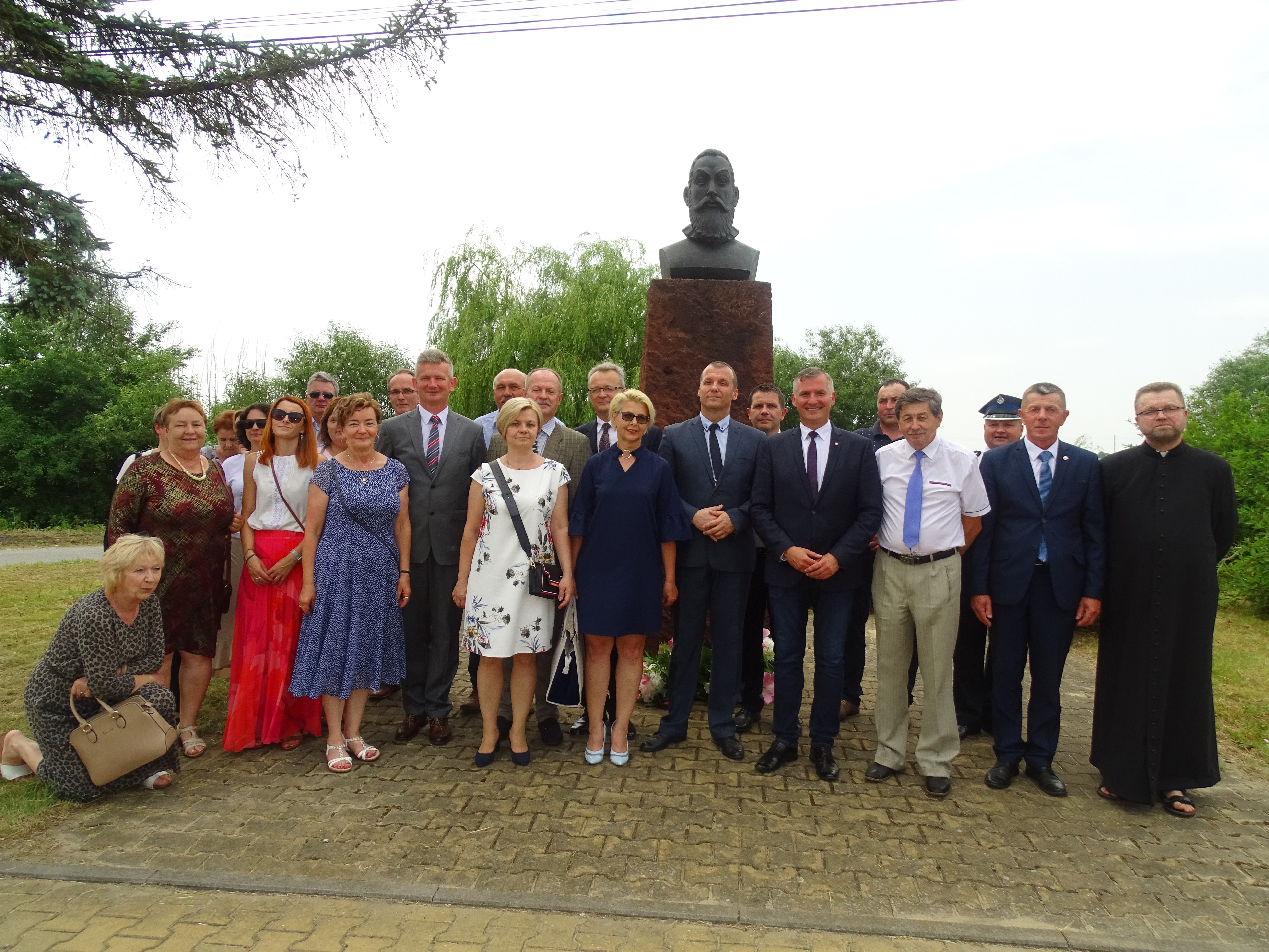 Uczestnicy uroczystości oddali hołd Janowi Kochanowskiemu składając kwiaty przy jego pomniku.