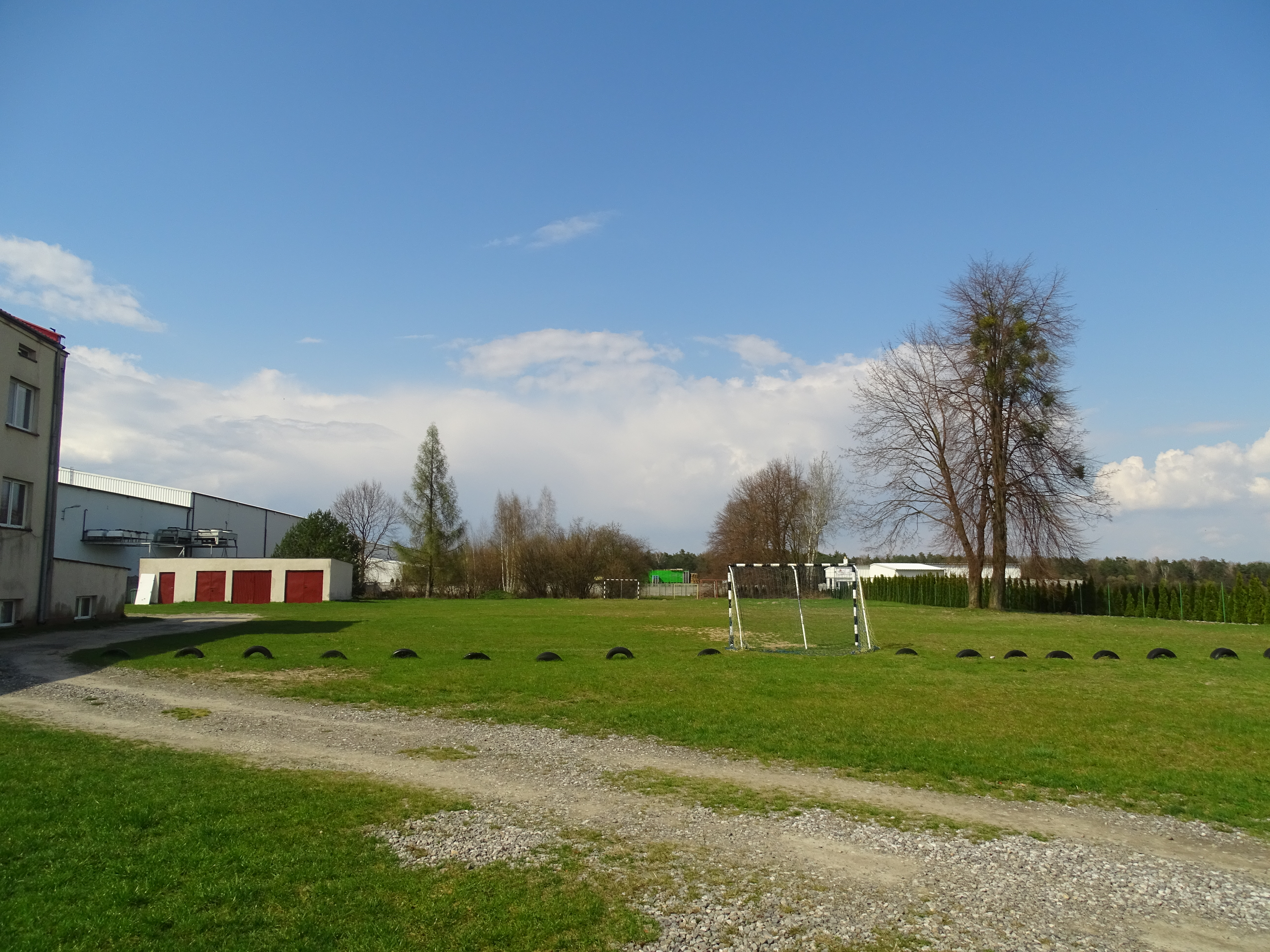 Obecny widok boiska przy szkole w Sydole.