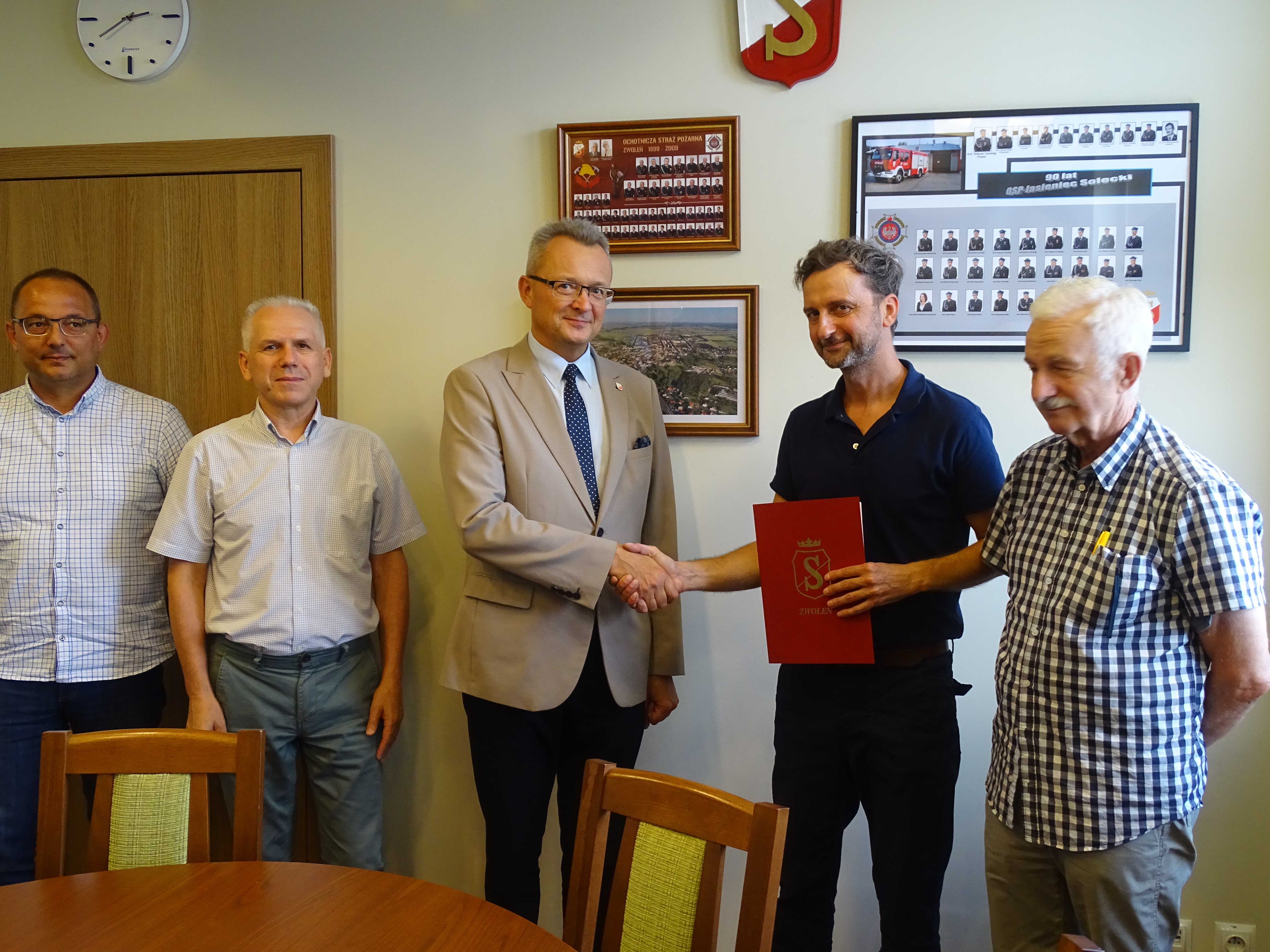 Burmistrz Zwolenia Arkadiusz Sulima ( w środku) przekazał podpisaną umowę wykonawcy (drugi od prawej).
