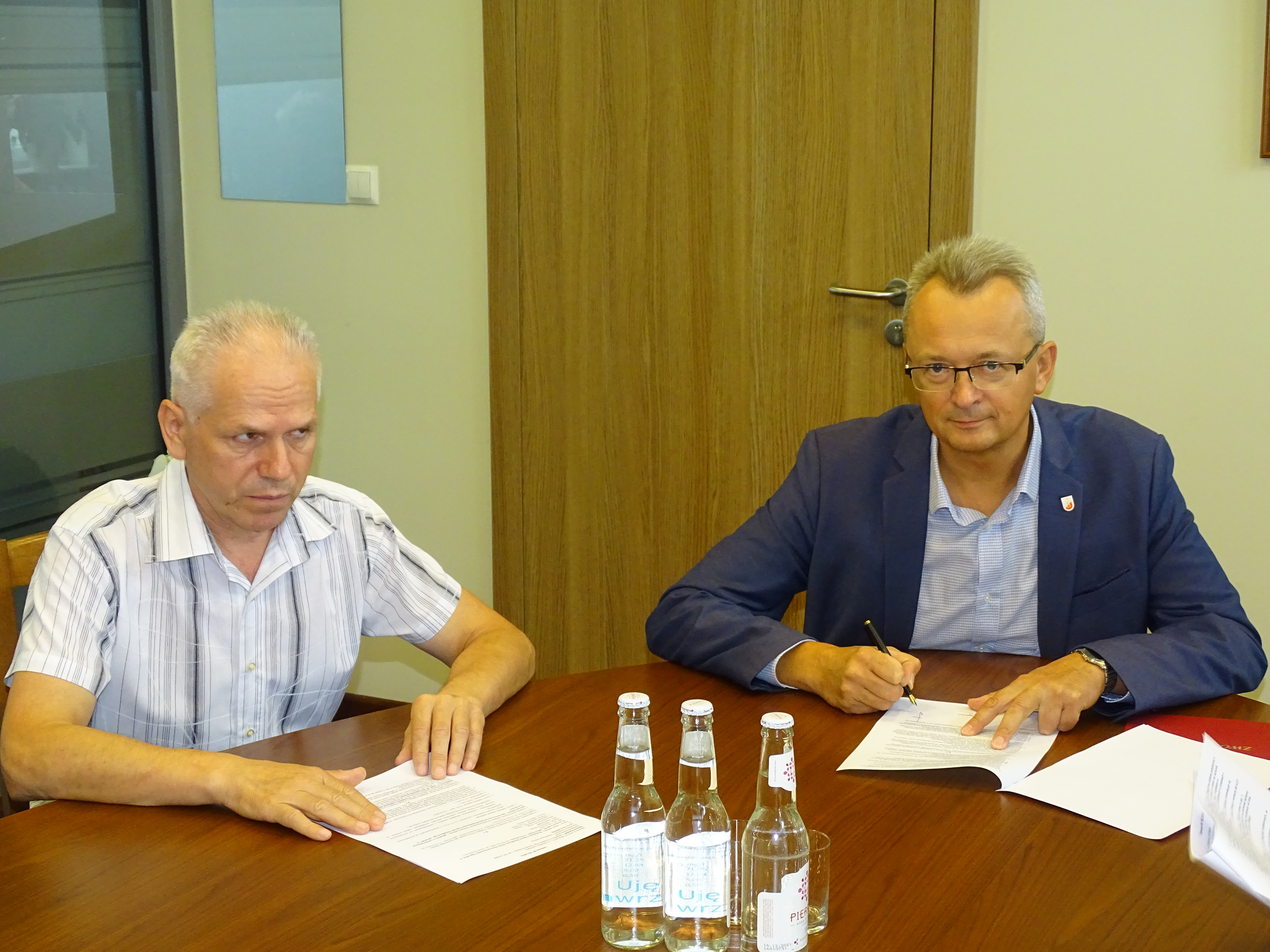 Burmistrz Zwolenia Arkadiusz Sulima (pierwszy z prawej) podpisał umowę  na przekazanie na rzecz ROD środków finansowych.