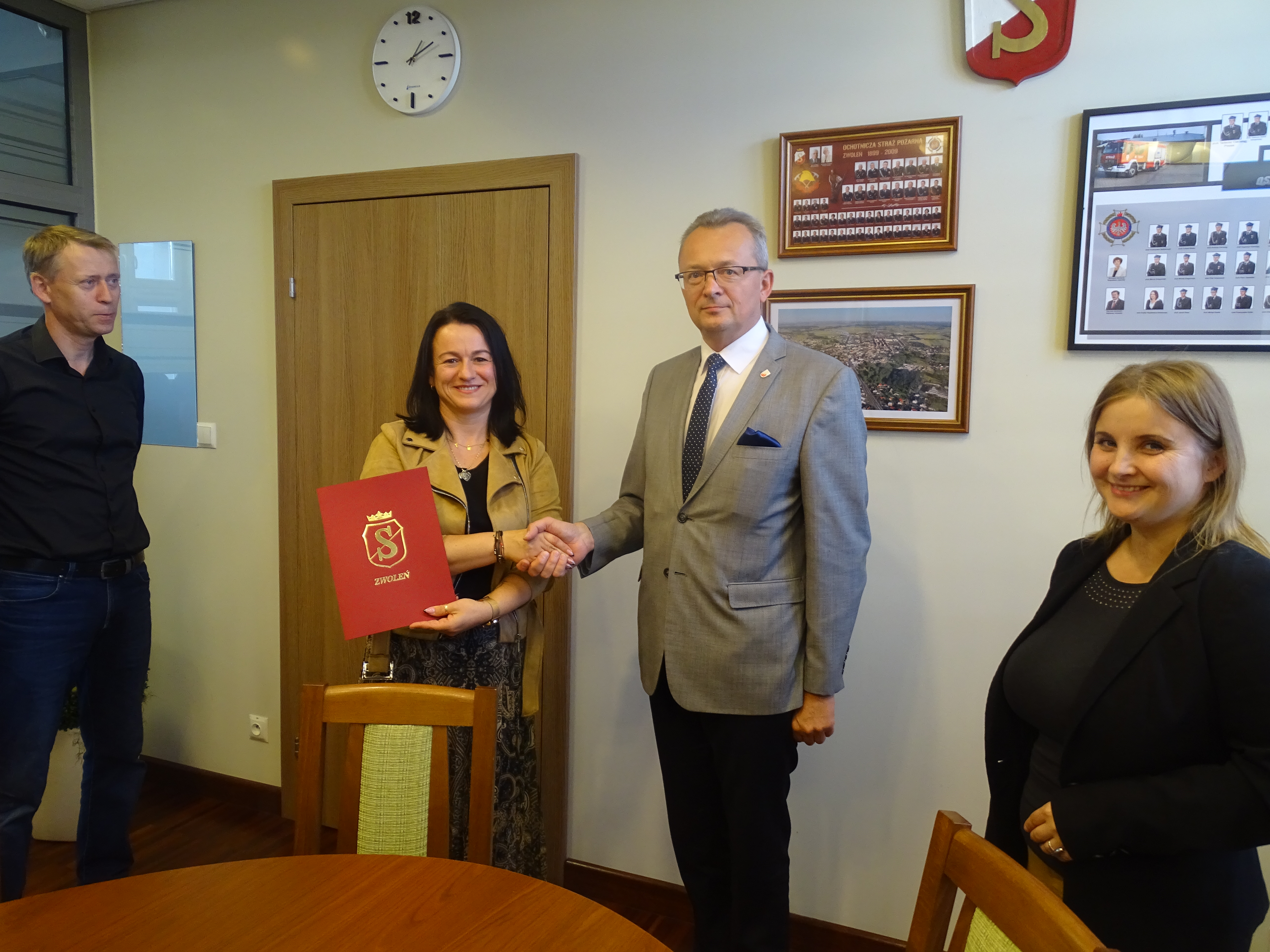 Burmistrz Zwolenia Arkadiusz Sulima podpisaną umowę przekazał wykonawcy, reprezentowanemu przez Ewę Cieślak-Kosiorowską.