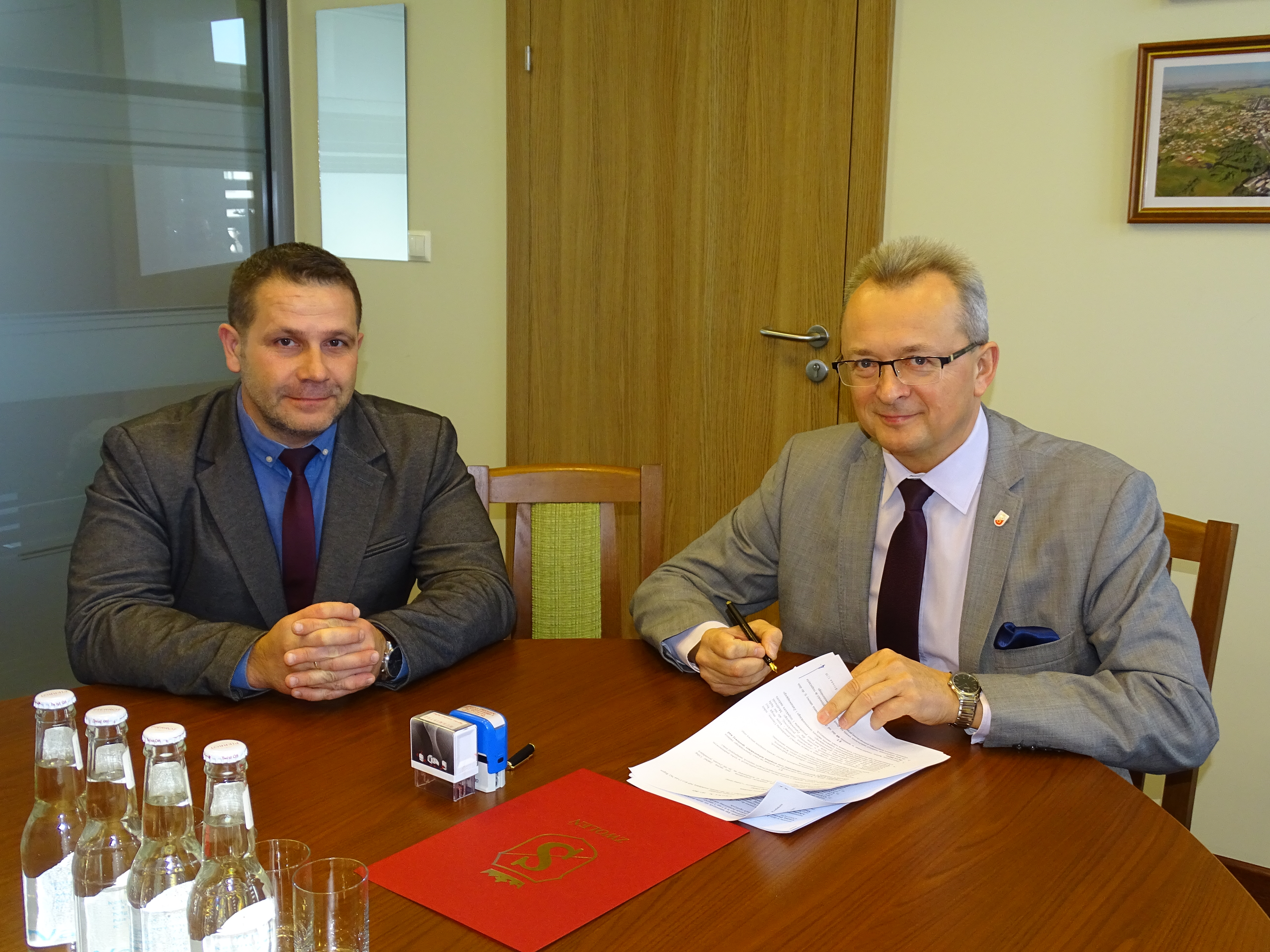 Na zdjęciu od lewej: Burmistrz Zwolenia arkadiusz Sulima podpisujący umowę oraz z-ca burmistrza Zwolenia Grzegorz Molendowski.