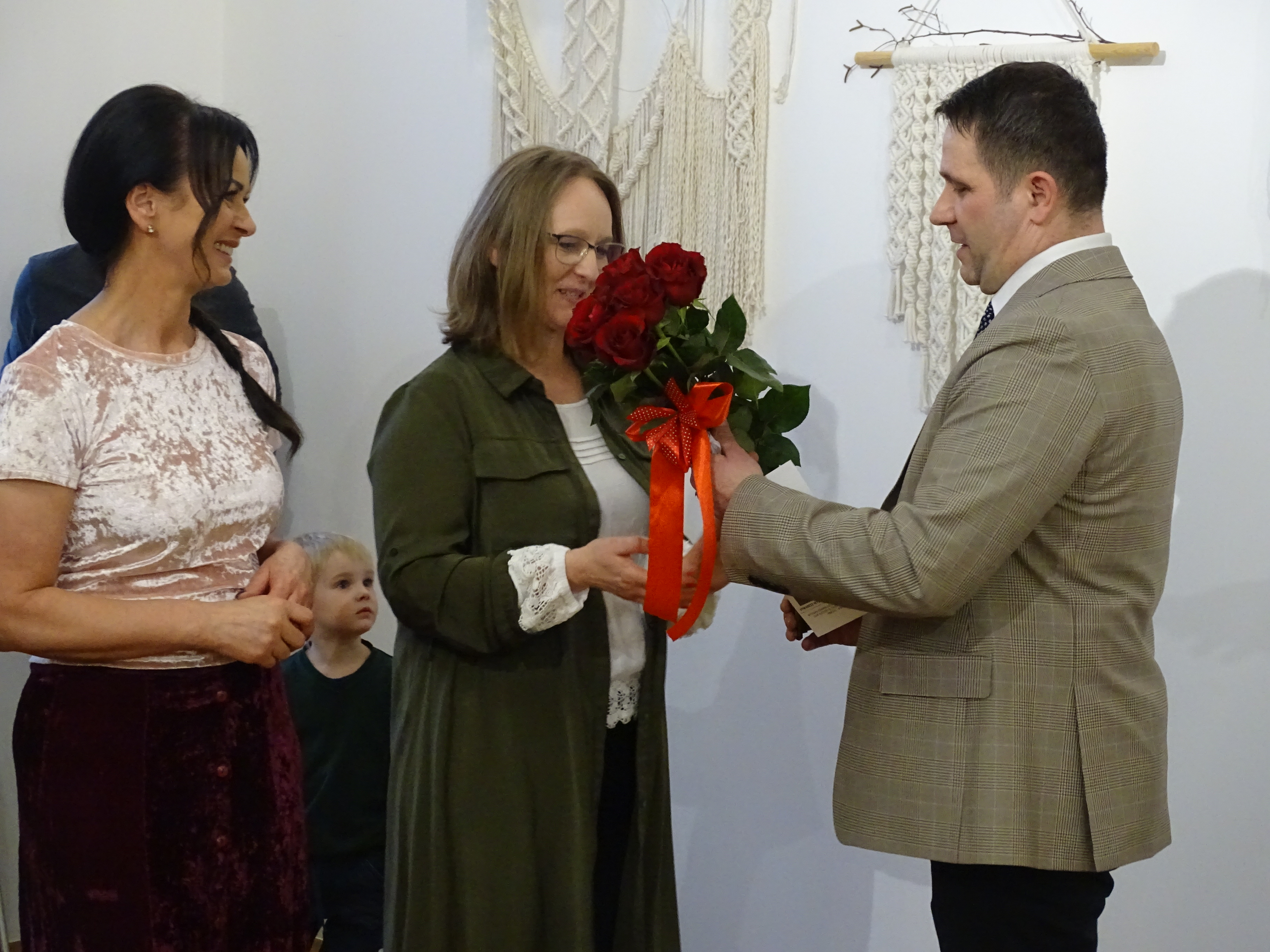 Z-ca burmistrza Grzegorz Molendowski Sylwii Cieślik wręczając bukiet róż pogratulował talentu.