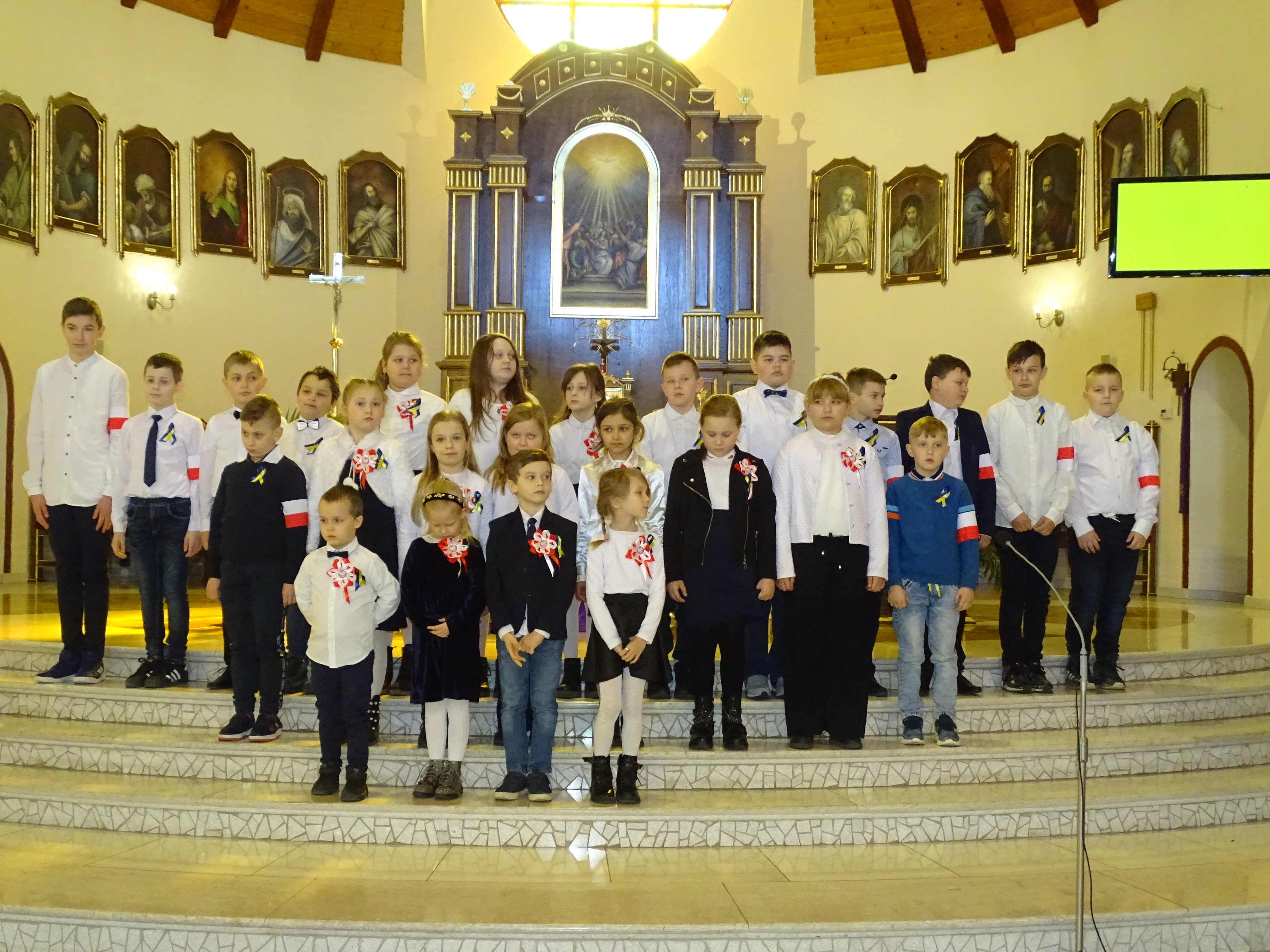 Dzieci i młodzież z PSP w Sycynie podczas występu w kościele.