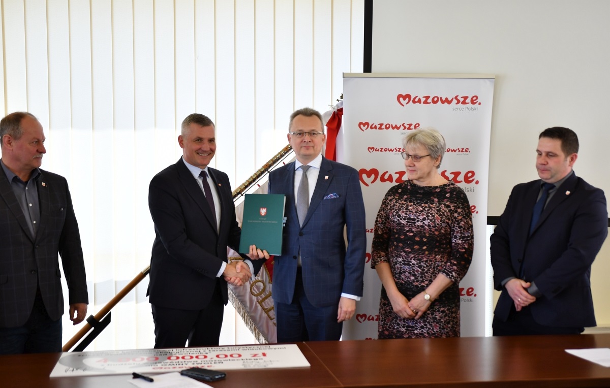 Wicemarszałek Rafał Rajkowski wręczył burmistrzowi Zwolenia Arkadiuszowi Sulimie podpisaną umowę. 