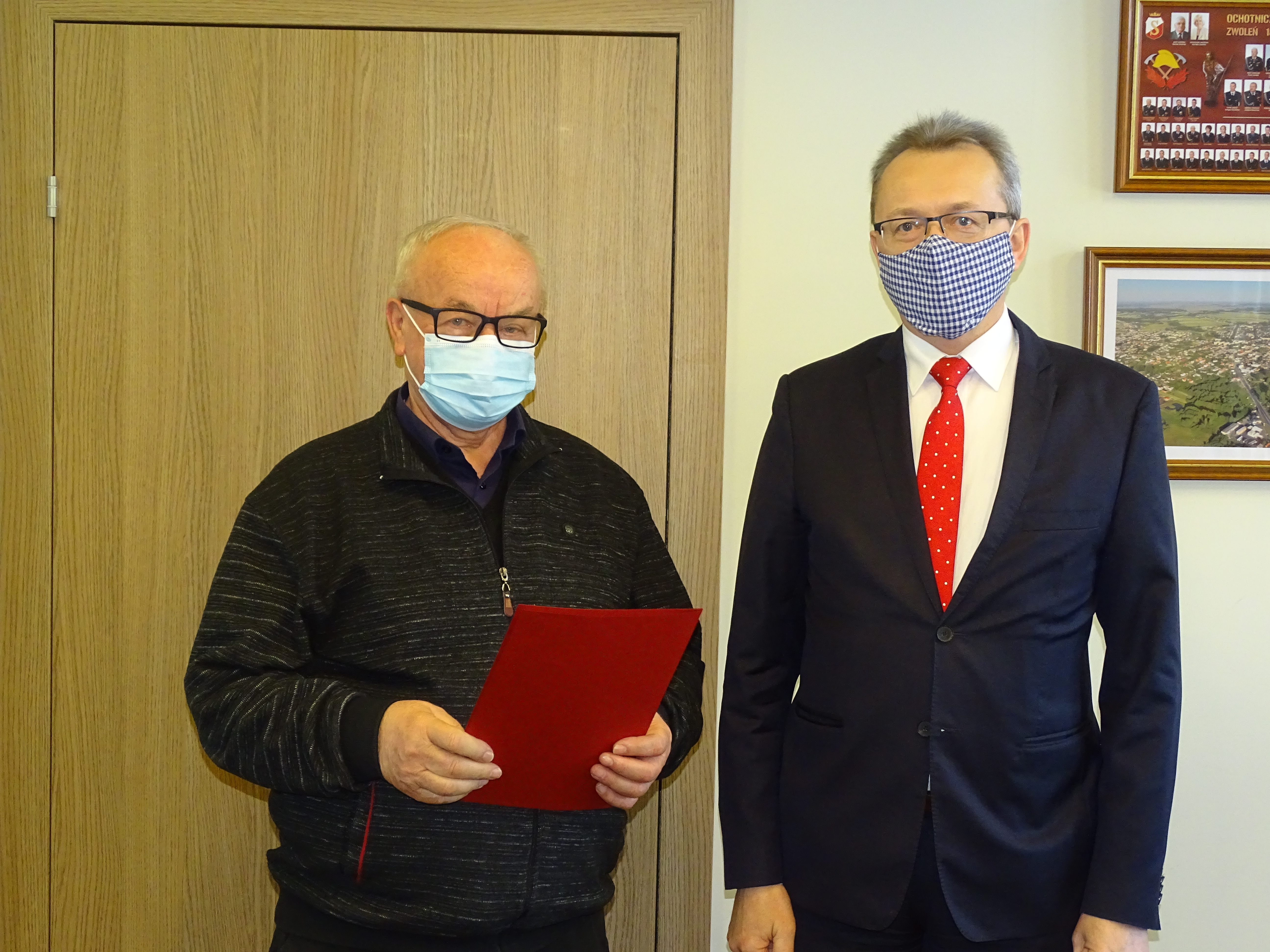Umowę swoimi podpisami parafrowali: burmistrz Zwolenia Arkadiusz Sulima oraz Prezes Zarządu firmy ANMED Jerzy Pomiotło.