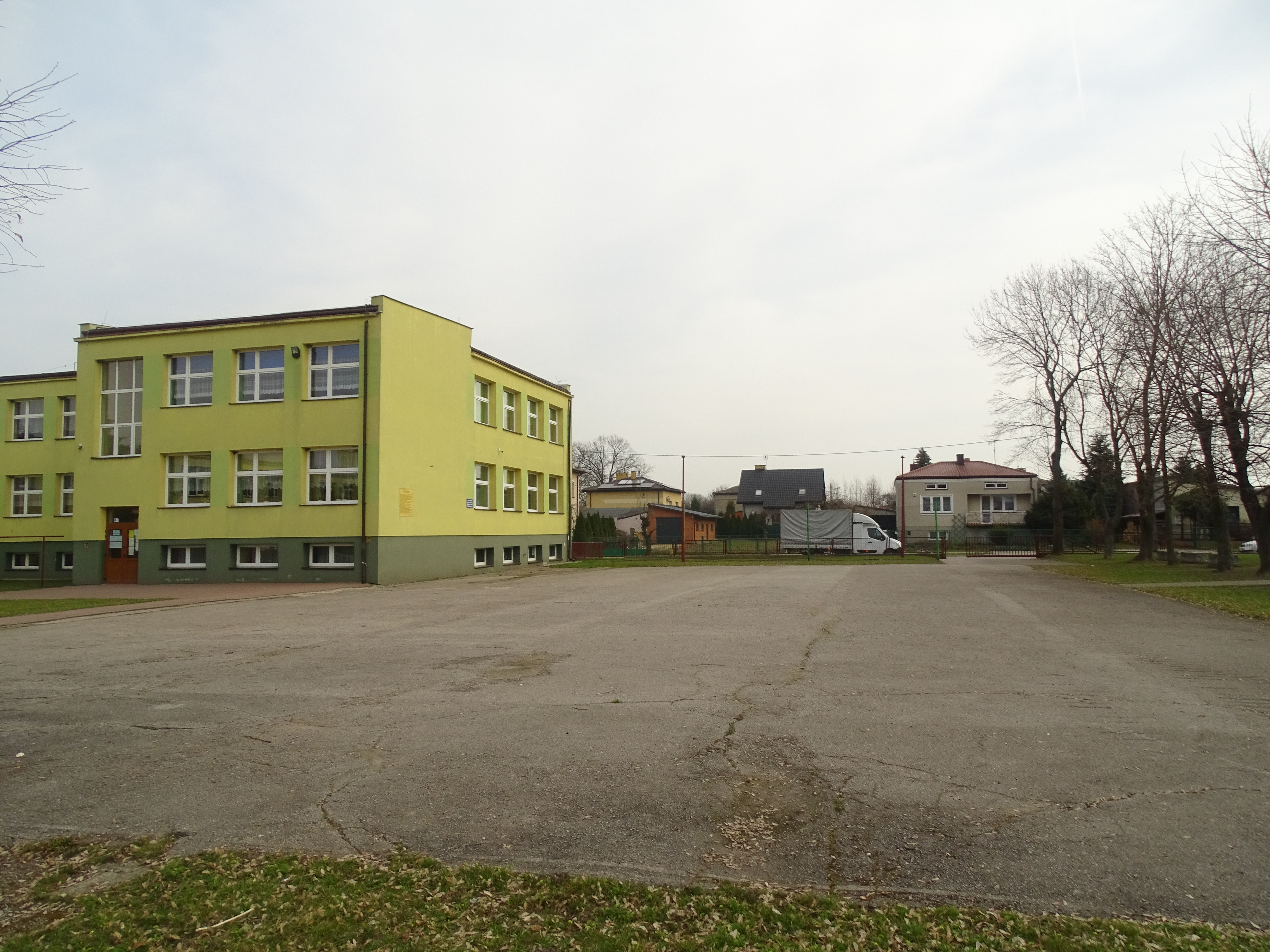 Obecny stan boiska sportowego zlokalizowanego przy szkole w Zwoleniu