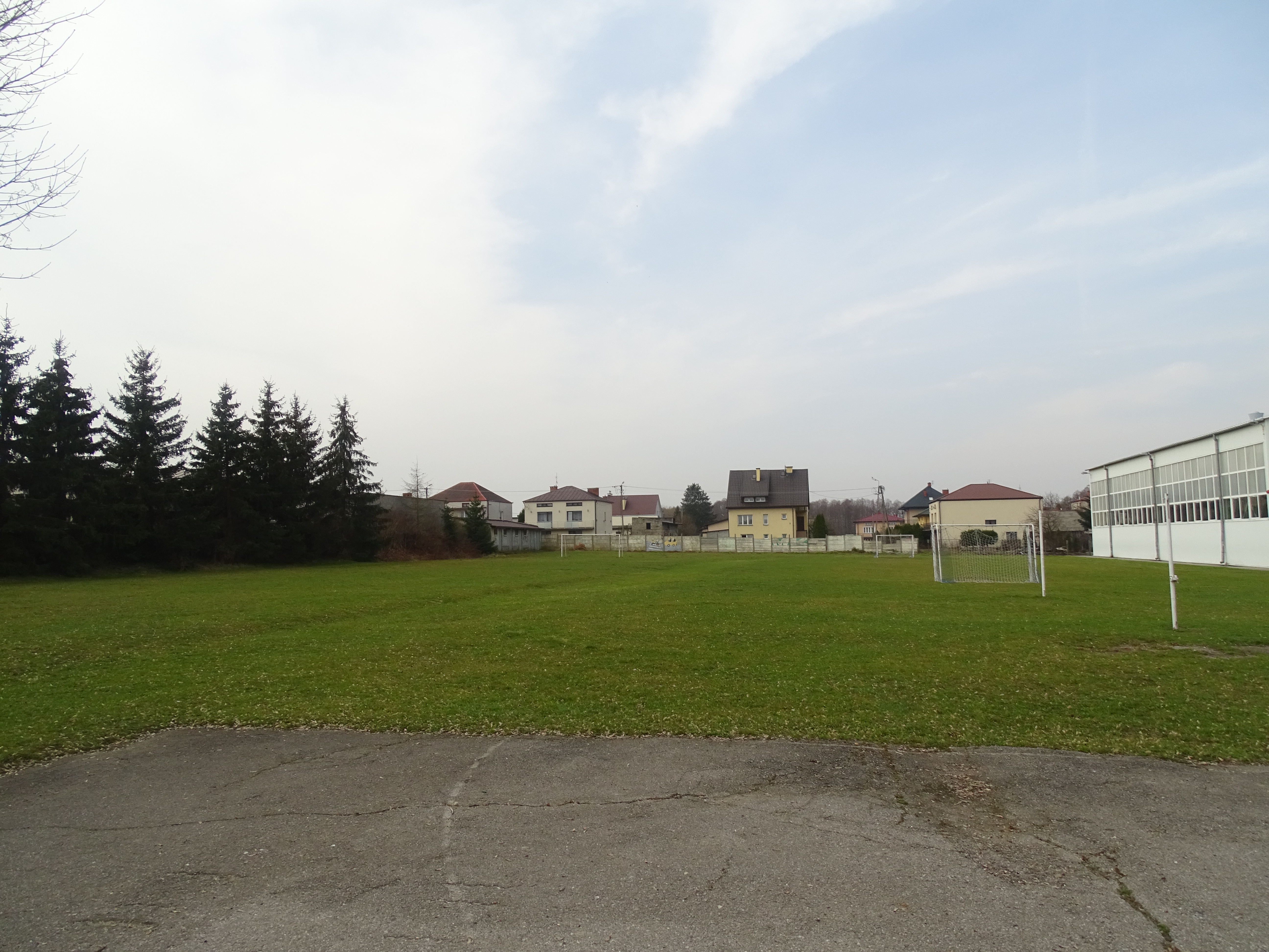 Obecny stan boiska sportowego zlokalizowanego przy szkole w Zwoleniu