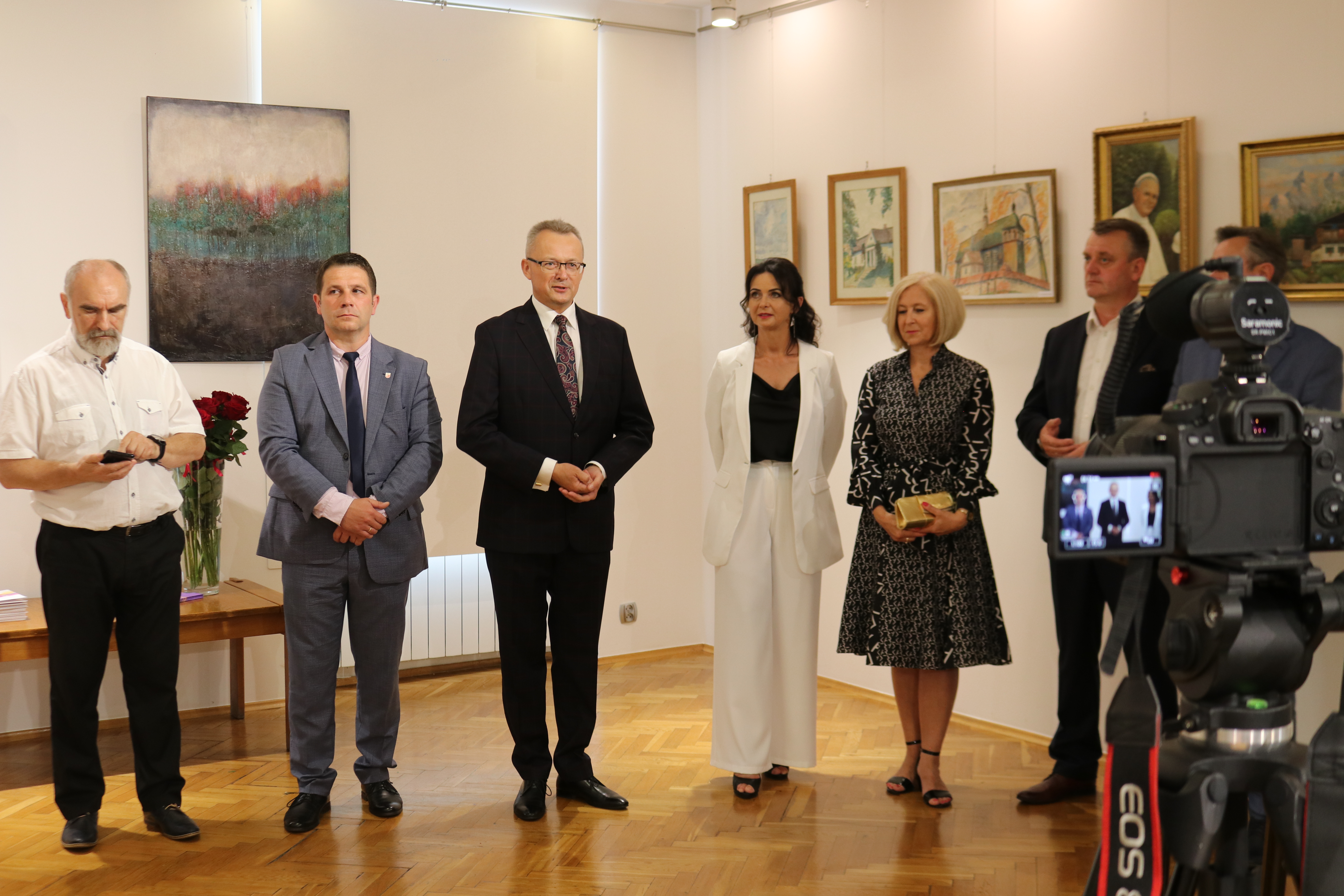 burmistrz Arkadiusz Sulima dokonał oficjalnego otwarcia wystawy 
