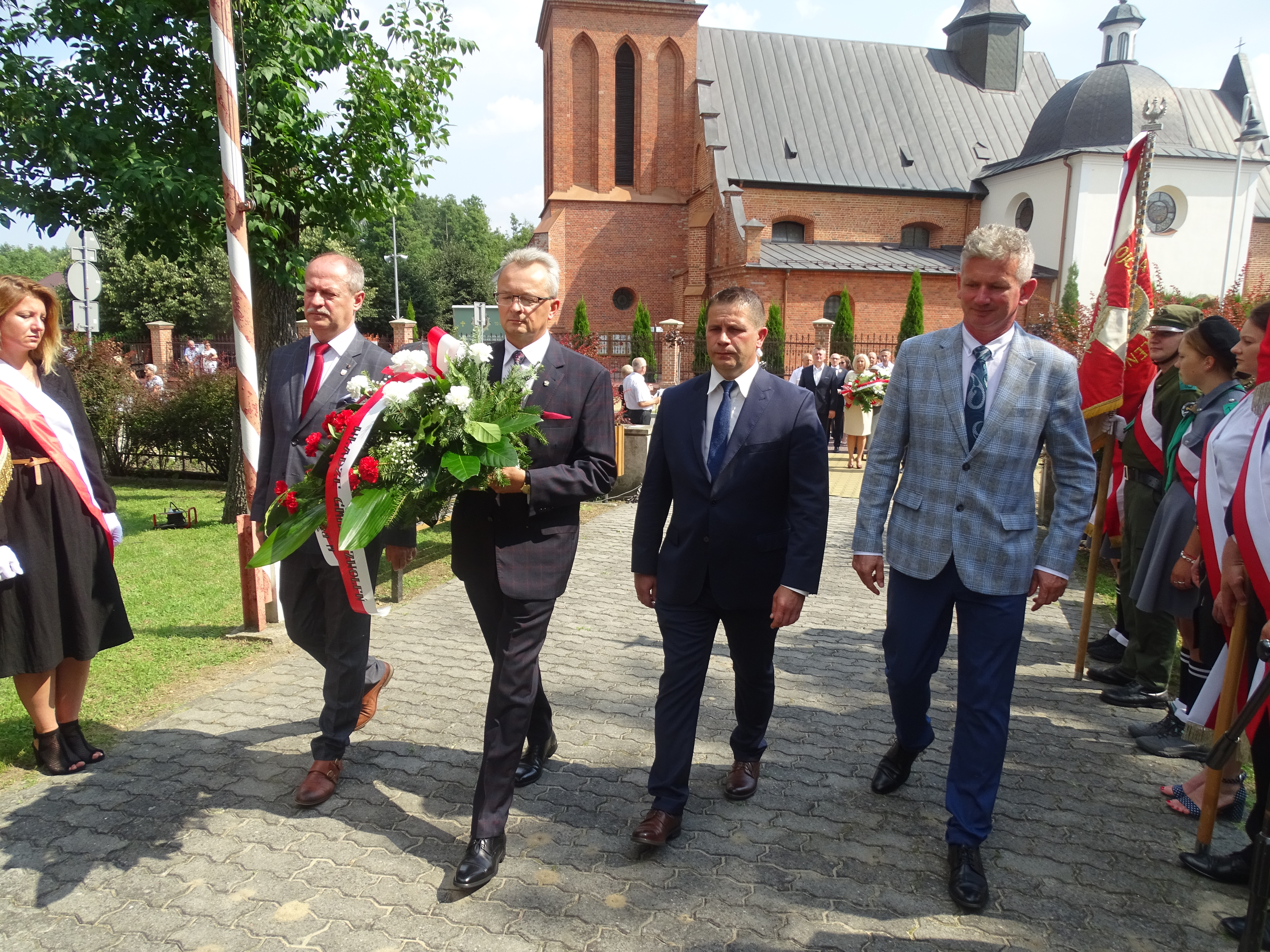 Kwiaty przy pomniku złożyli przedstawiciele Gminy Zwoleń na czele z Burmistrzem Zwolenia Arkadiuszem Sulimą oraz Przewodniczącym Rady Miejskiej Pawłem Sobieszkiem.