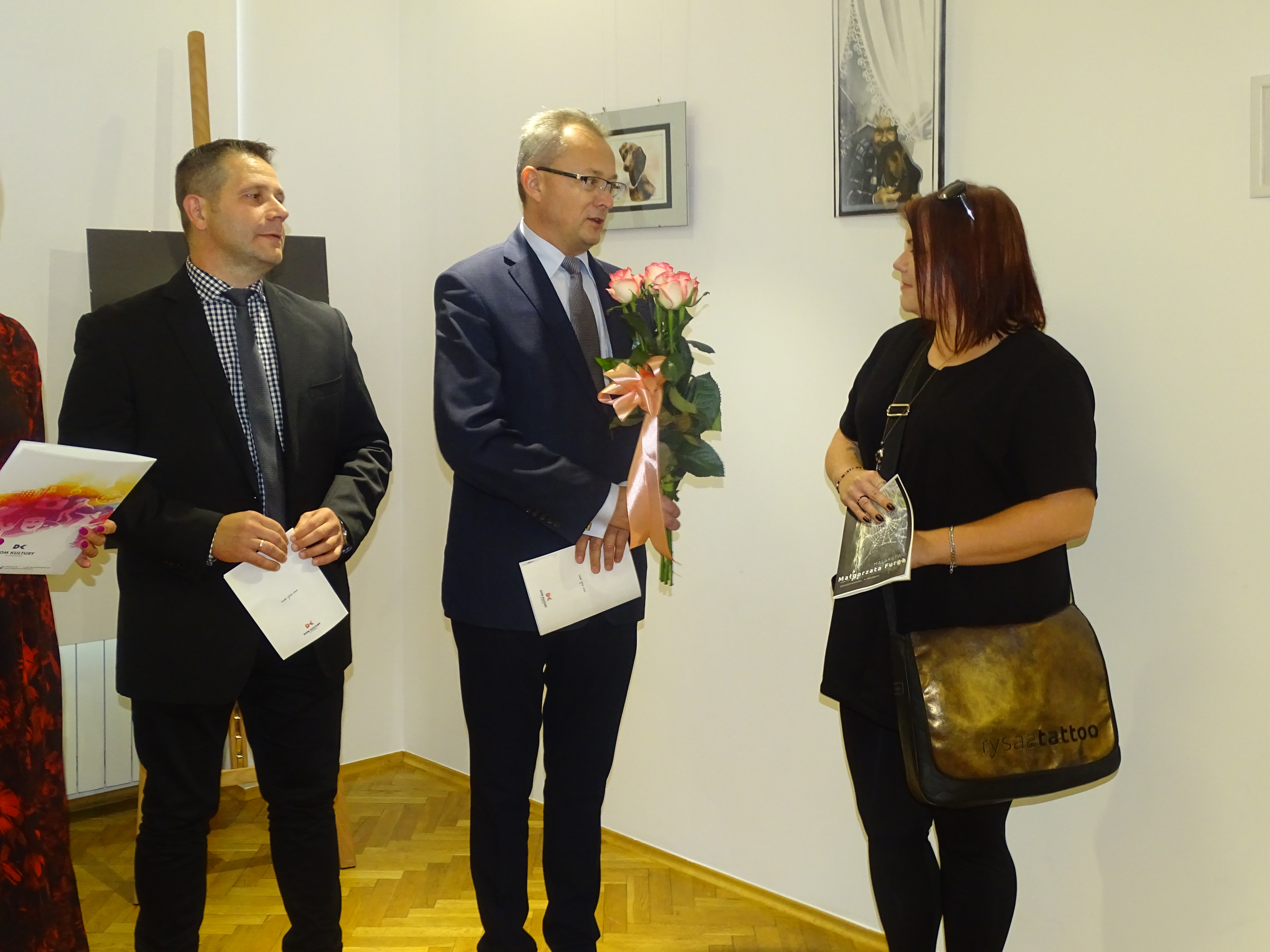 Burmistrz Zwolenia Arkadiusz Sulima wspólnie z z-cą burmistrza Grzegorzem Molendowskim nie tylko podziękowali artystce za prezentację prac w miejscowym Domu Kultury ale także pogratulowali wielkiego talentu i tak różnorodnych pasji. 