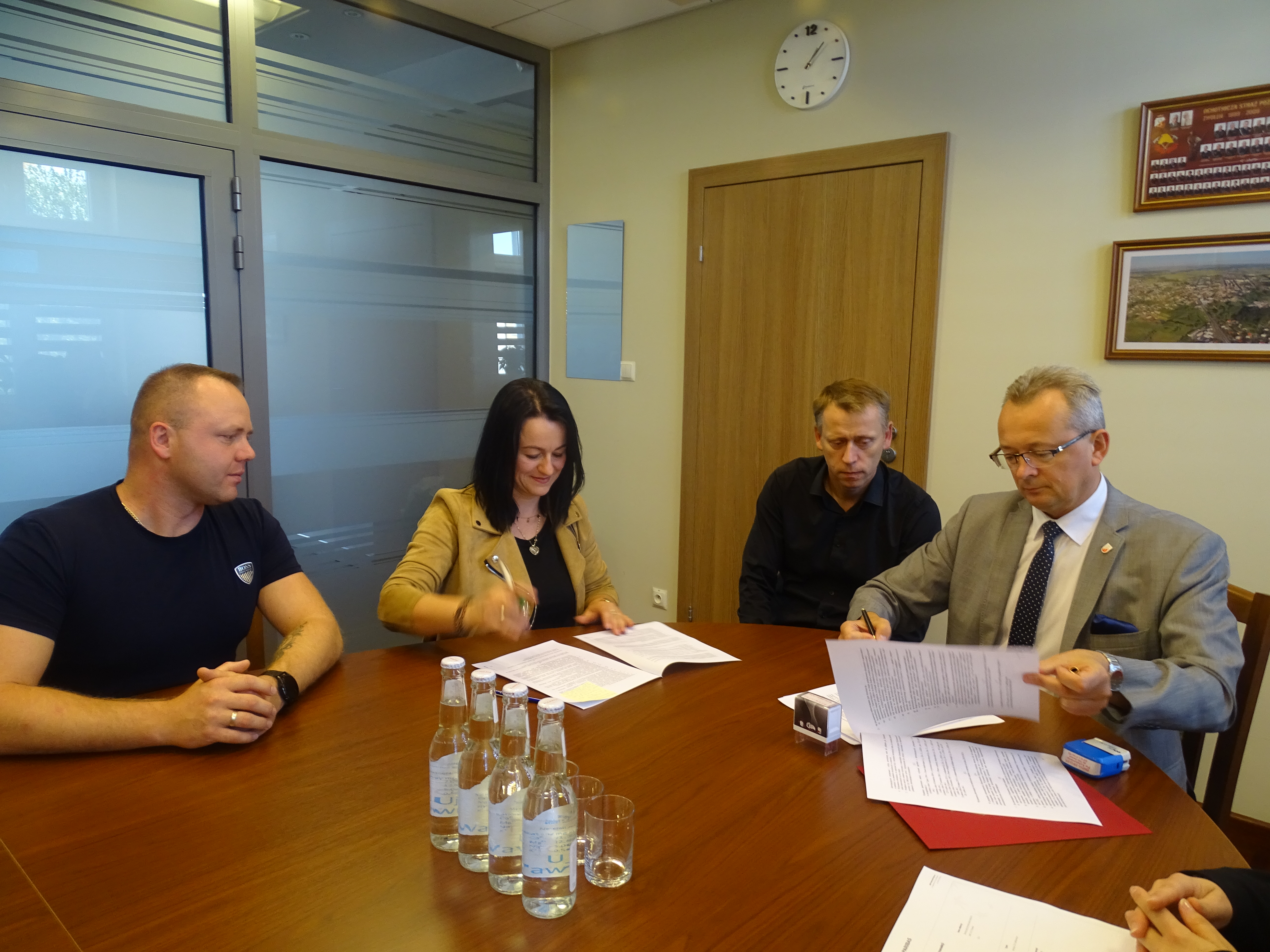 Umowę z wykonawcą, reprezentowanym przez Ewę Cieślak-Kosiorowską podpisał burmistrz Zwolenia Arkadiusz Sulima.
