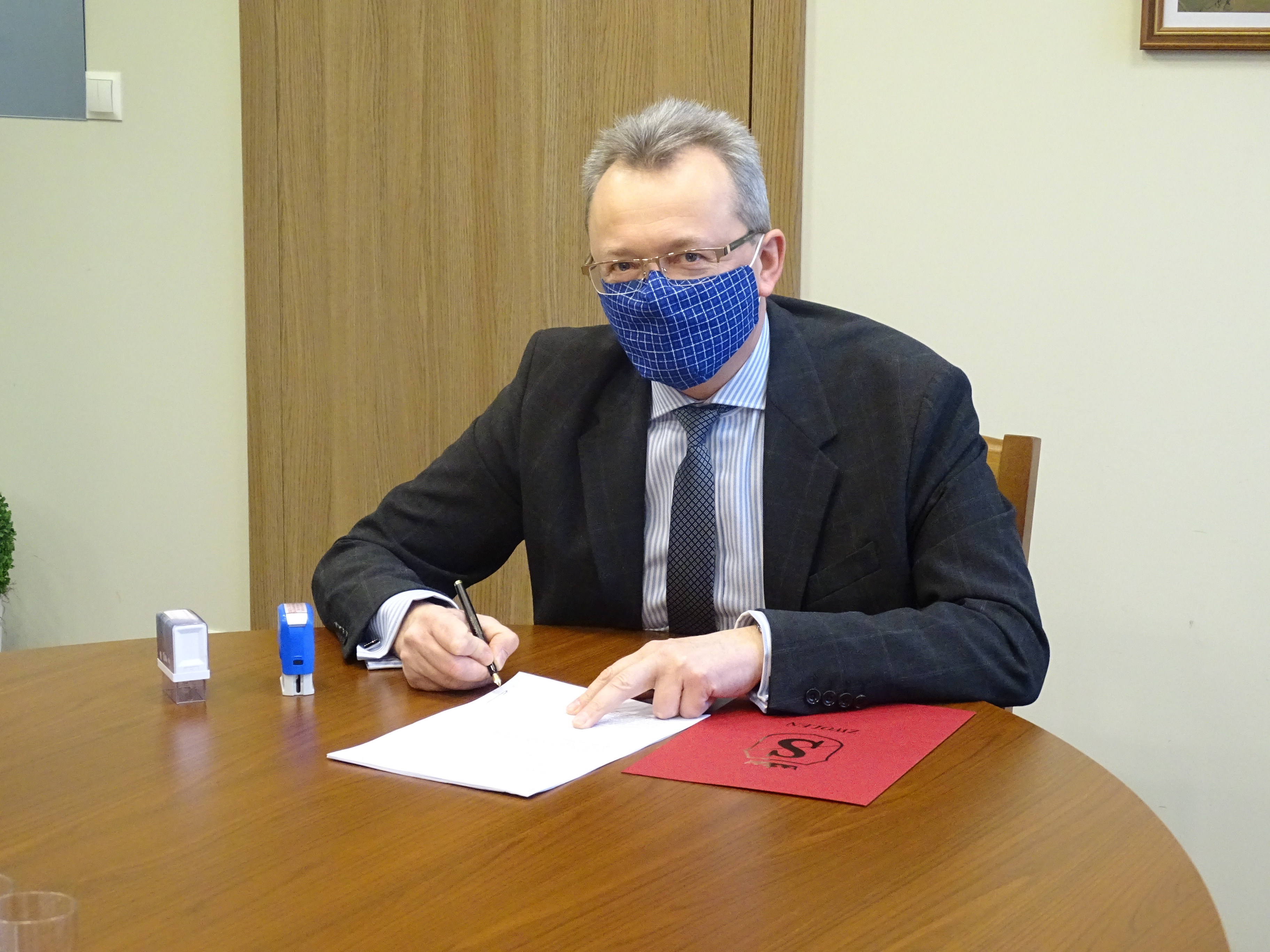 Burmistrz Zwolenia Arkadiusz Sulima podpisuje umowę na realizację zadania.