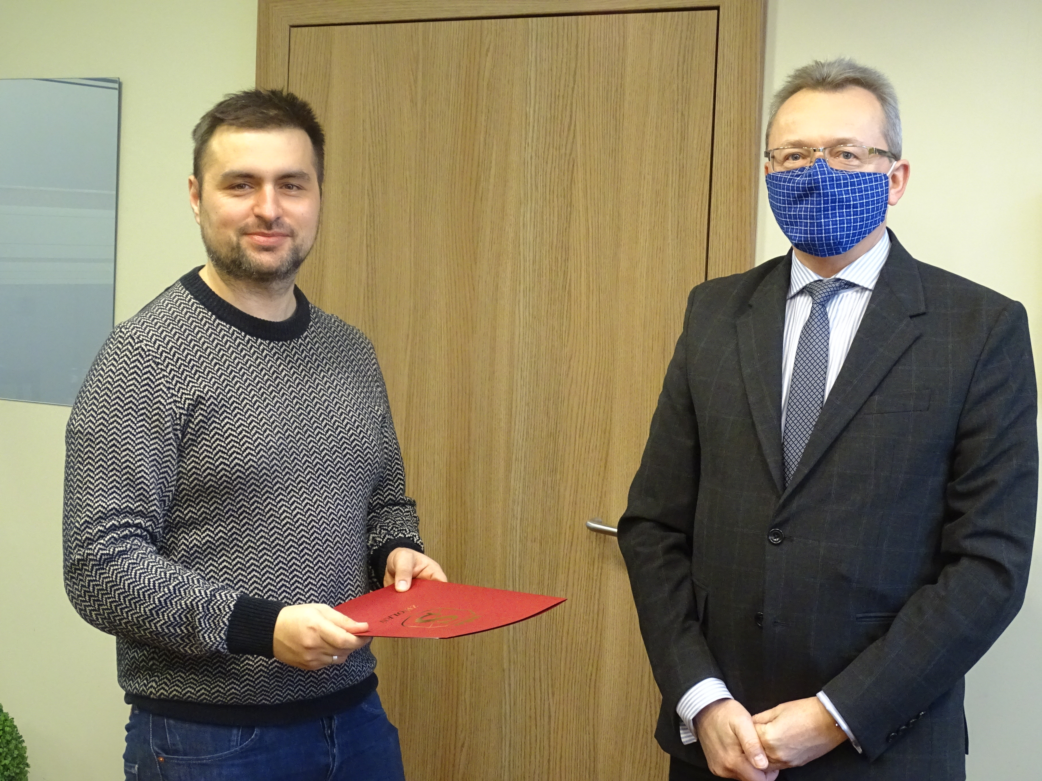 Na zdjęciu wykonawca dokumentacji projektowej Wojciech Gawinowski z Krakowa (z lewej) trzymający w ręku umowę oraz burmistrz Zwolenia Arkadiusz Sulima. 