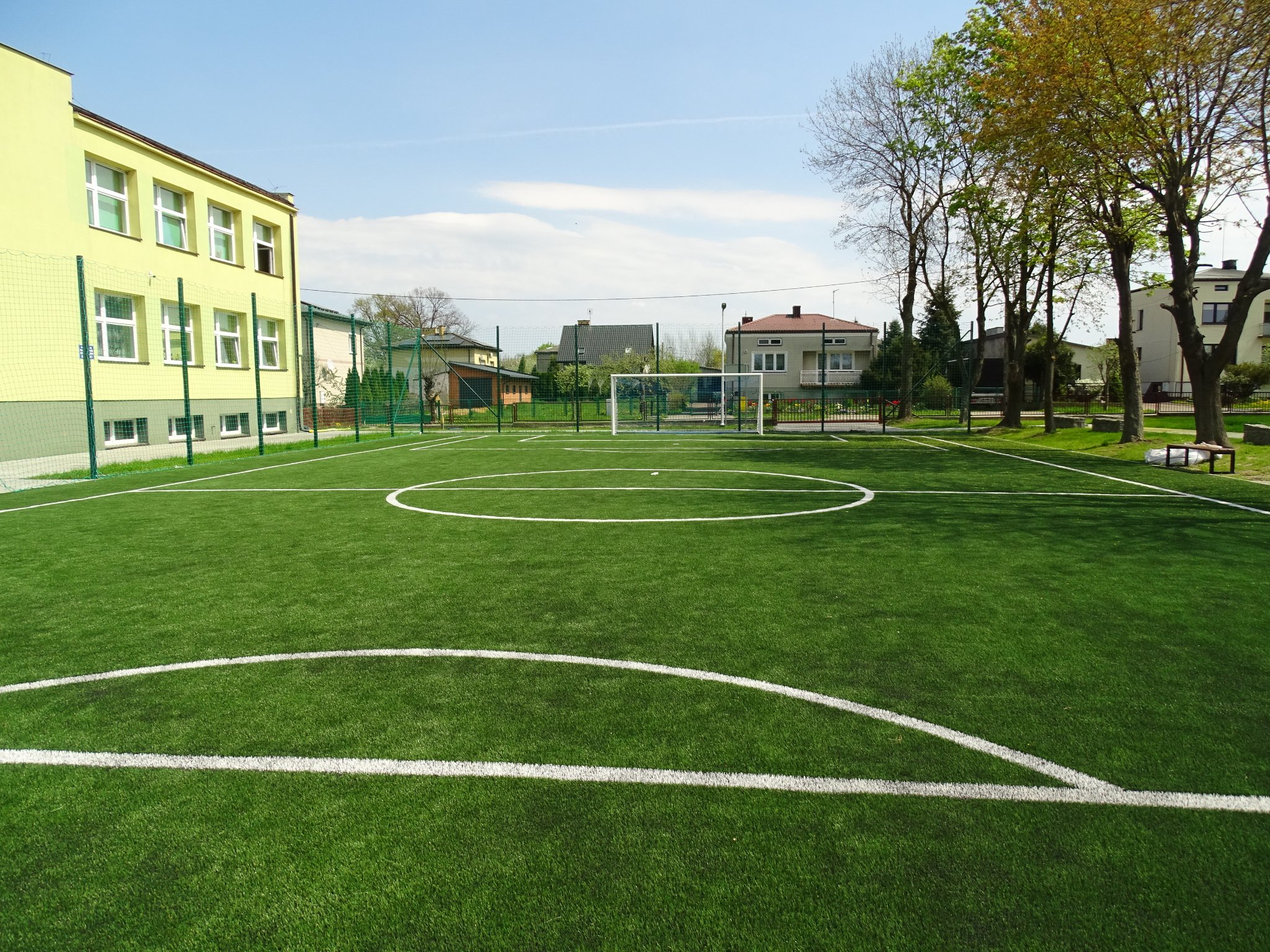 boisko piłkarskie o nawierzchni ze sztucznej trawy z dwoma kompletami bramek