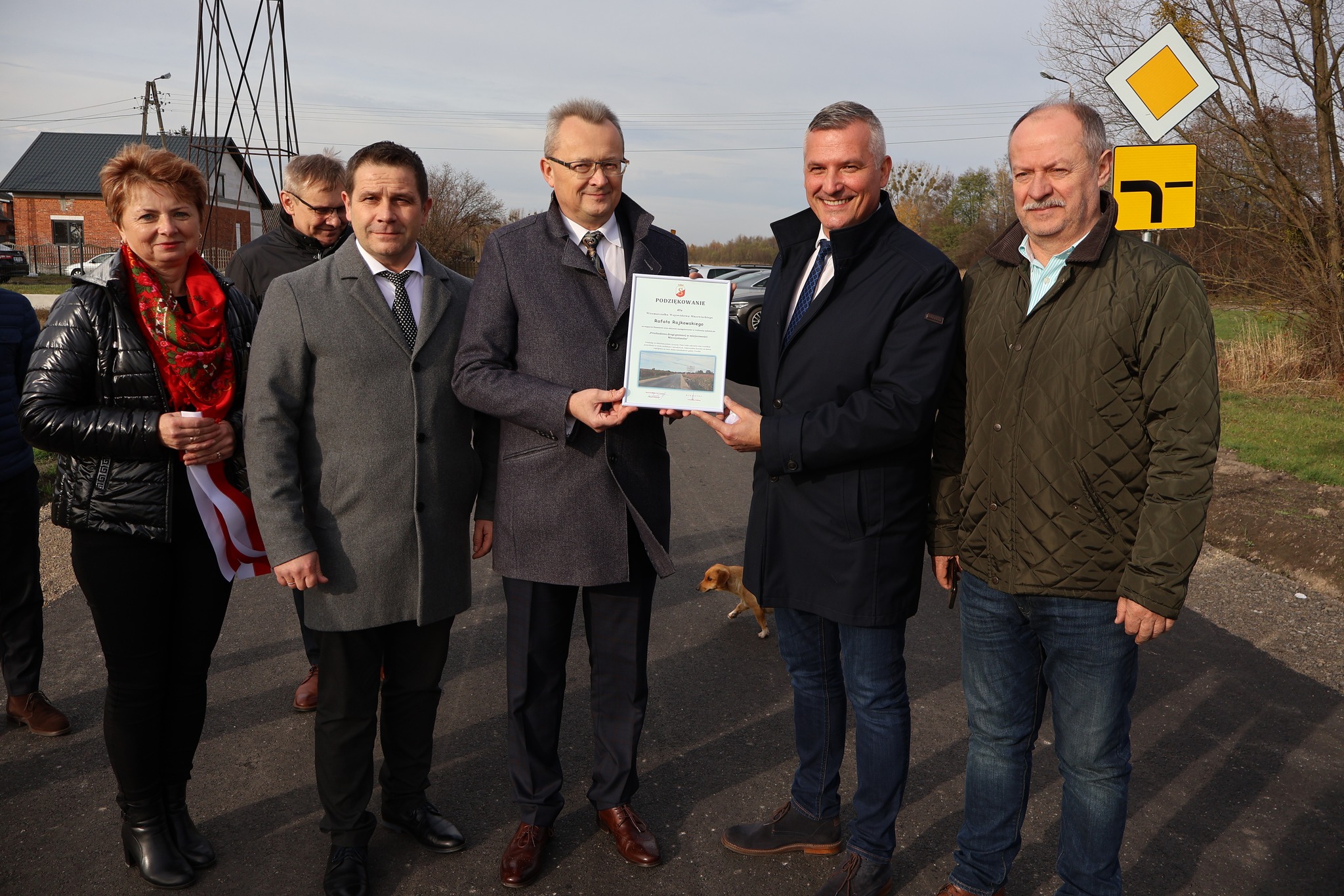 Burmistrz Zwolenia Arkadiusz Sulima wręczył podziękowanie wicemarszałkowi Rafałowi Rajkowskiemu.