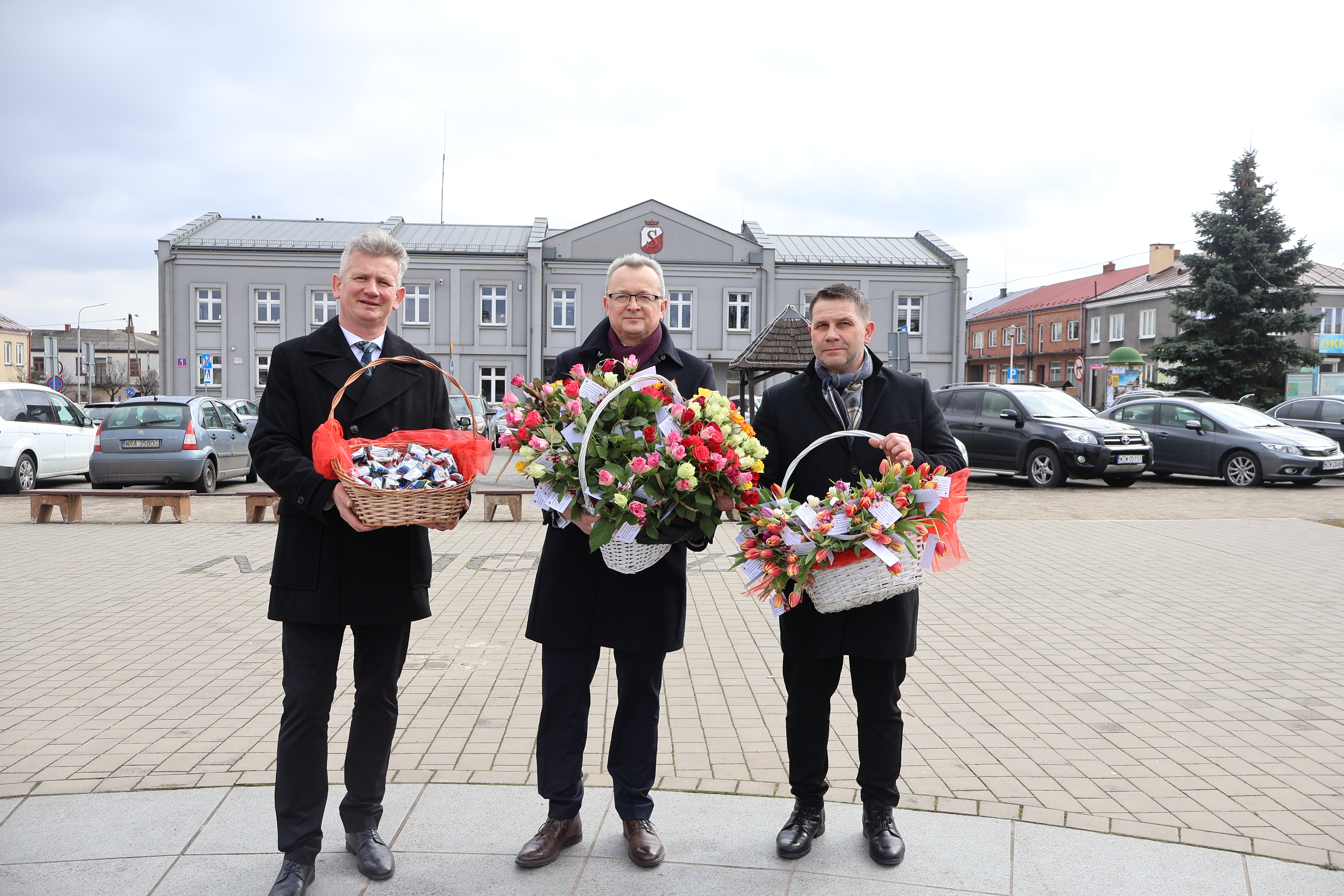 Na zdjęciu z kwiatami burmistrz Arkadiusz Sulima, z-ca burmistrza Grzegorz Molendowski i sekretarz Mirosław Chołuj.