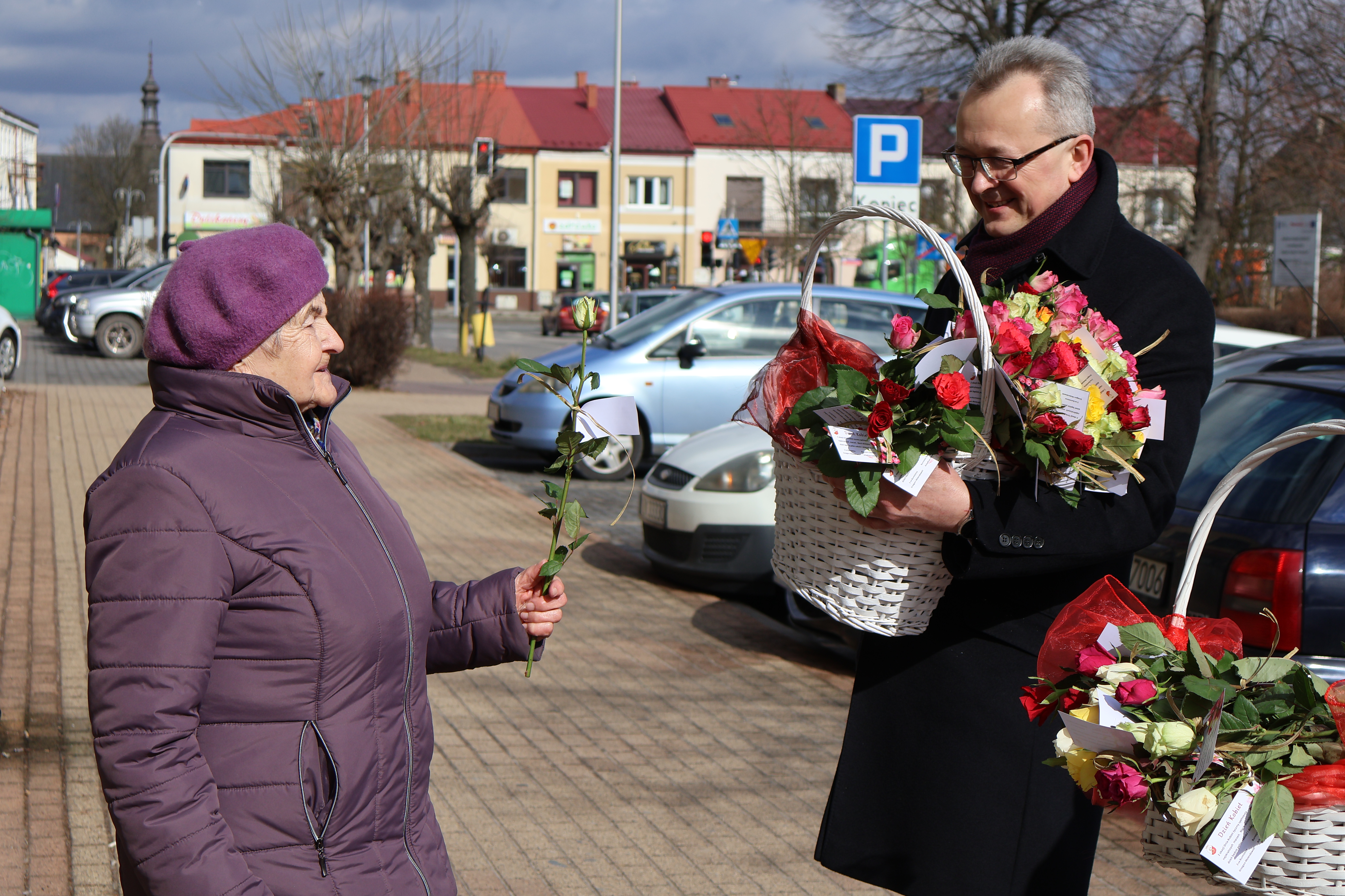 Burmistrz Arkadiusz Sulima wręczał napotkanym kobietom róże. 