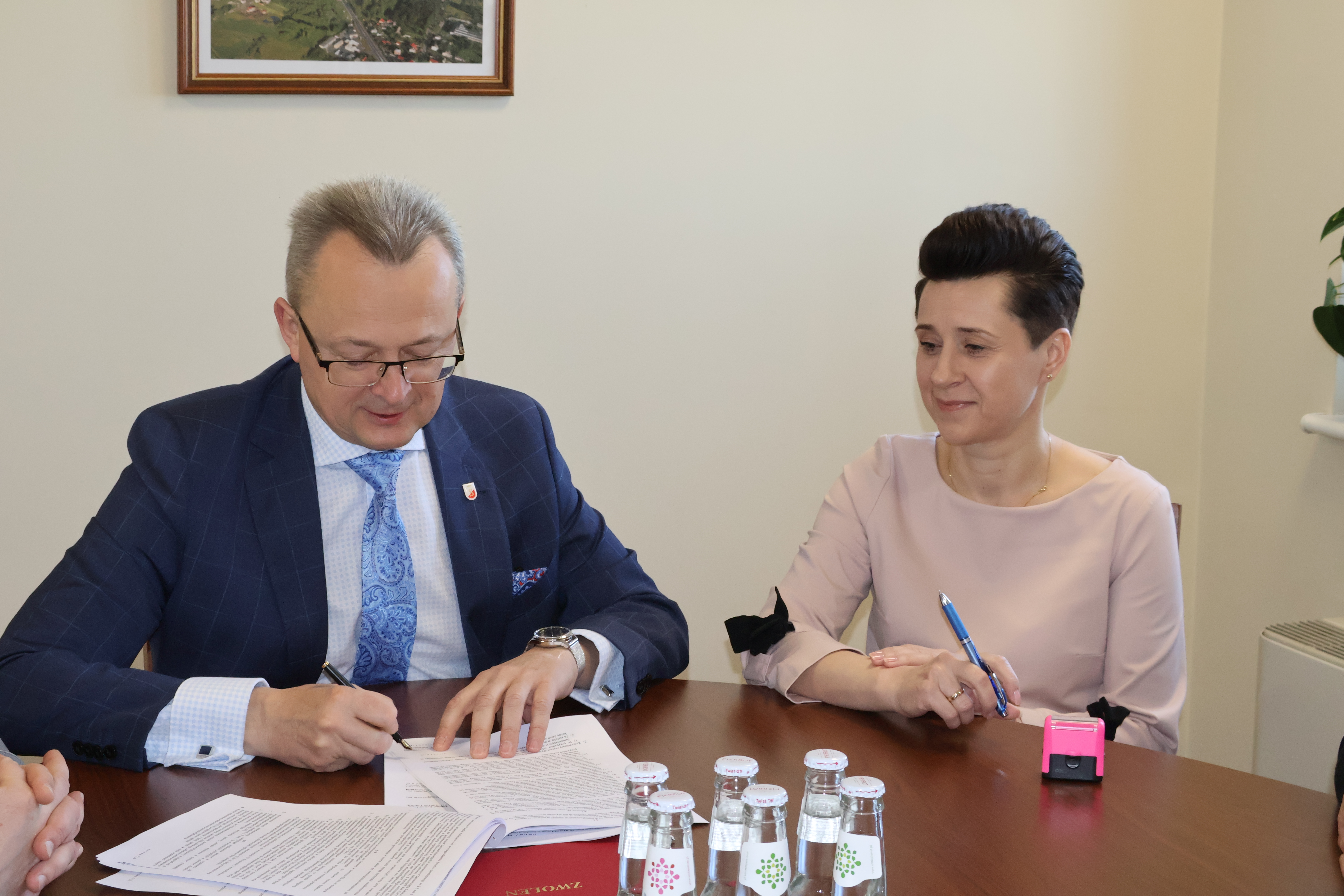 Arkadiusz Sulima i Anna Potucha podpisują umowę na realizację zadania 