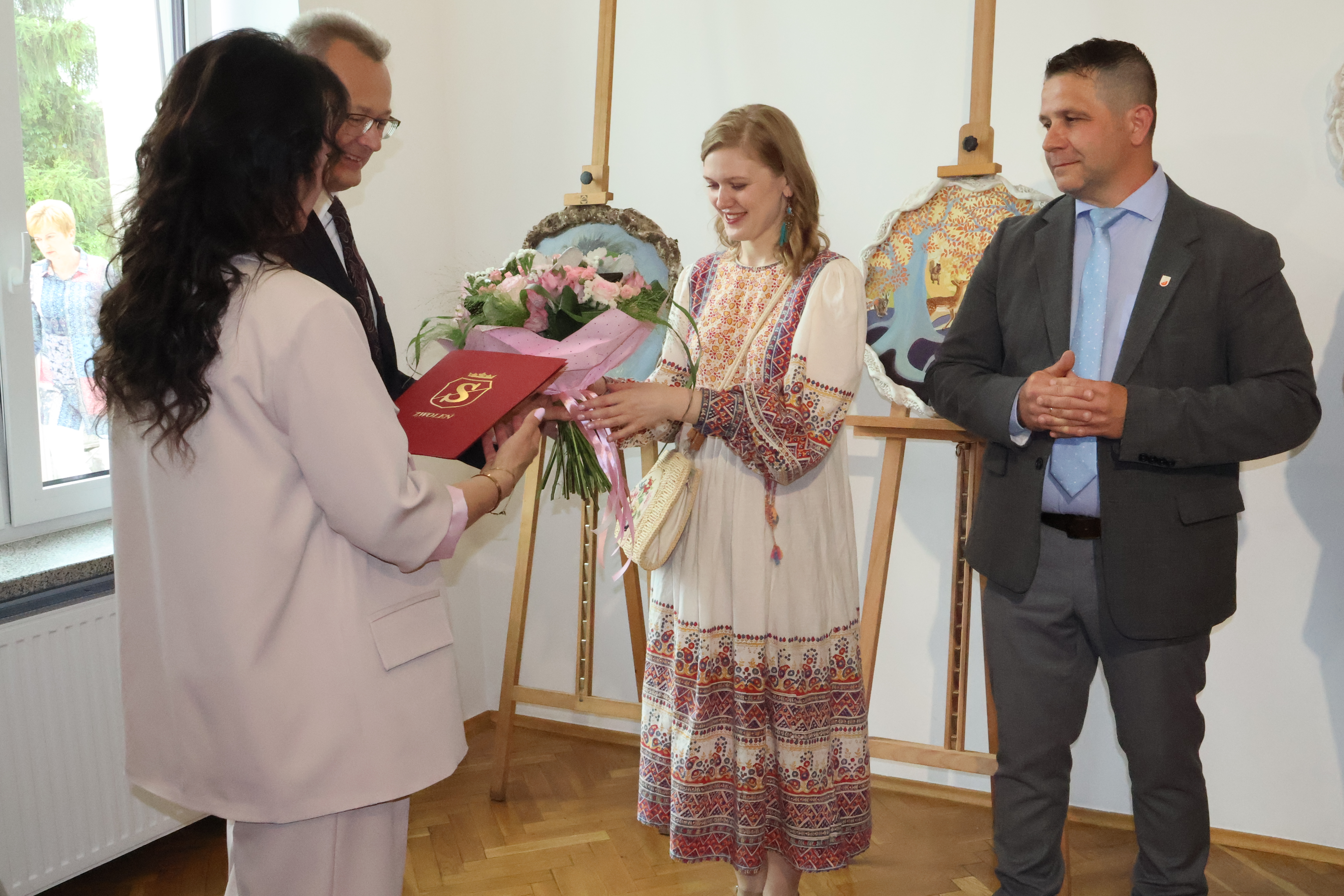 Burmistrz Zwolenia i dyrektor Domu Kultury gratulują artystce