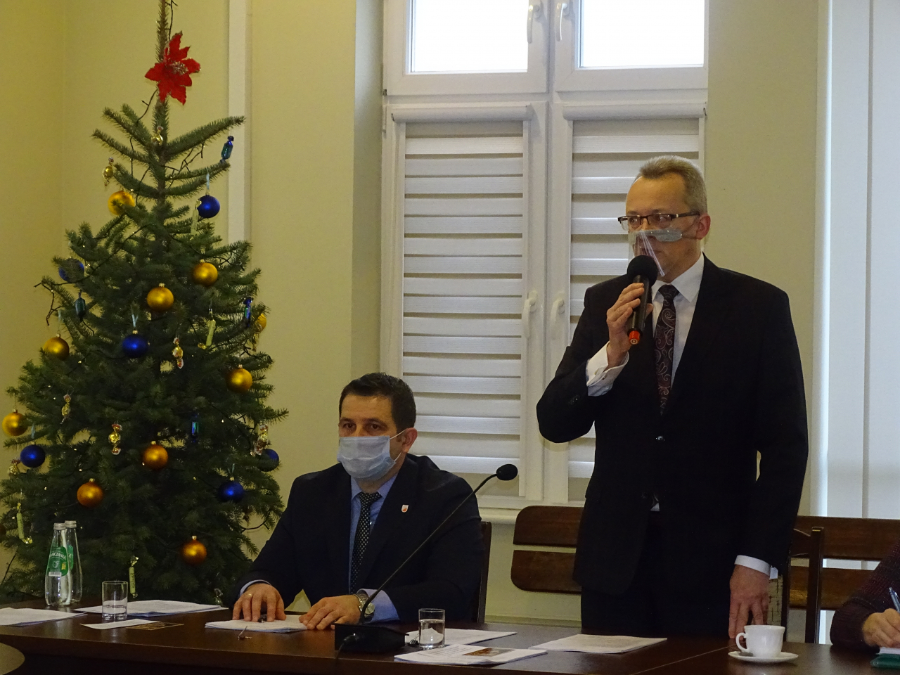 Burmistrz Arkadiusz Sulima  po odbytym głosowaniu podziękował radnym za zaufanie i przyjęcie budżetu na 2021 rok.