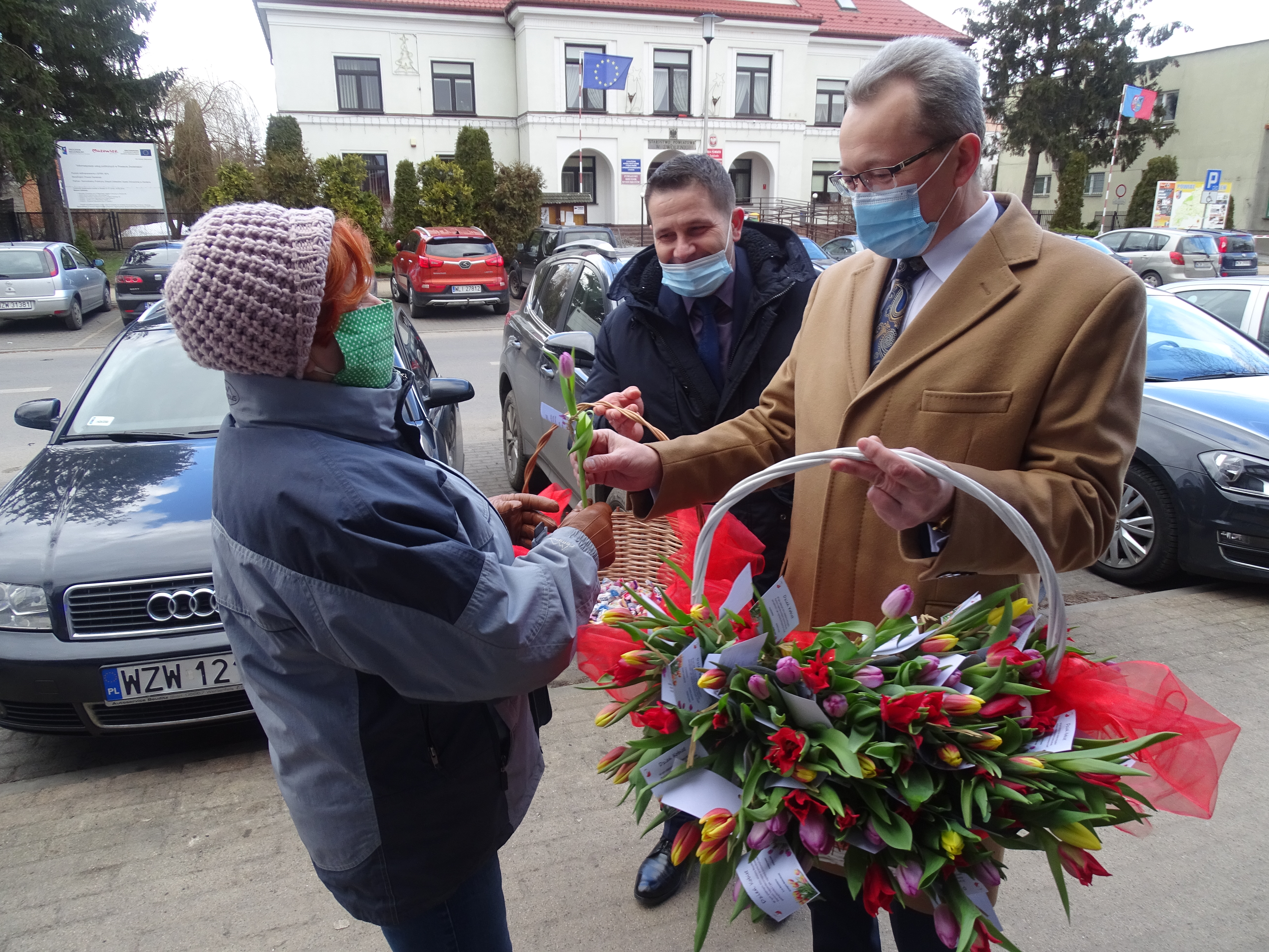 W poniedziałek 8 marca na ulice miasta wyruszył burmistrz Zwolenia Arkadiusz Sulima wraz ze swoim zastępcą Grzegorzem Molendowskim. Samorządowcy wręczyli kobietom symboliczne kwiaty i częstowali je cukierkami.