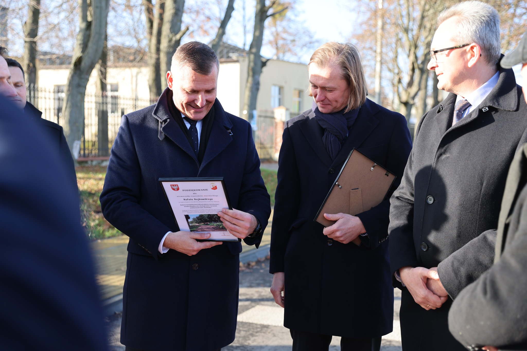 Oficjalne oddanie drogi było doskonałą okazją do podziękowań, które na ręce wojewody Mariusza Frankowskiego i wicemarszałka Rafała Rajkowskiego złożył burmistrz Arkadiusz Sulima. Mężczyźni otrzymali listy w ozdobnych ramkach