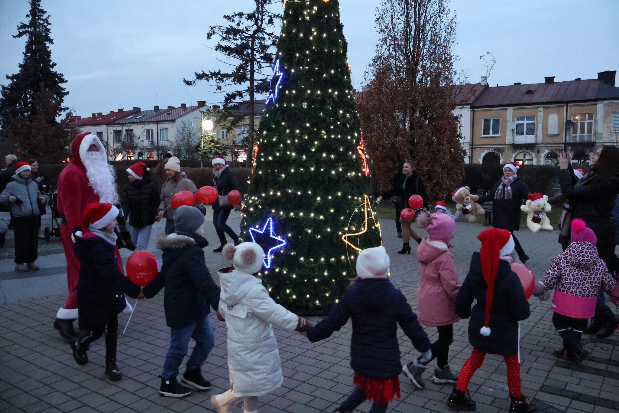 Zabawa z Mikołajem przy choince