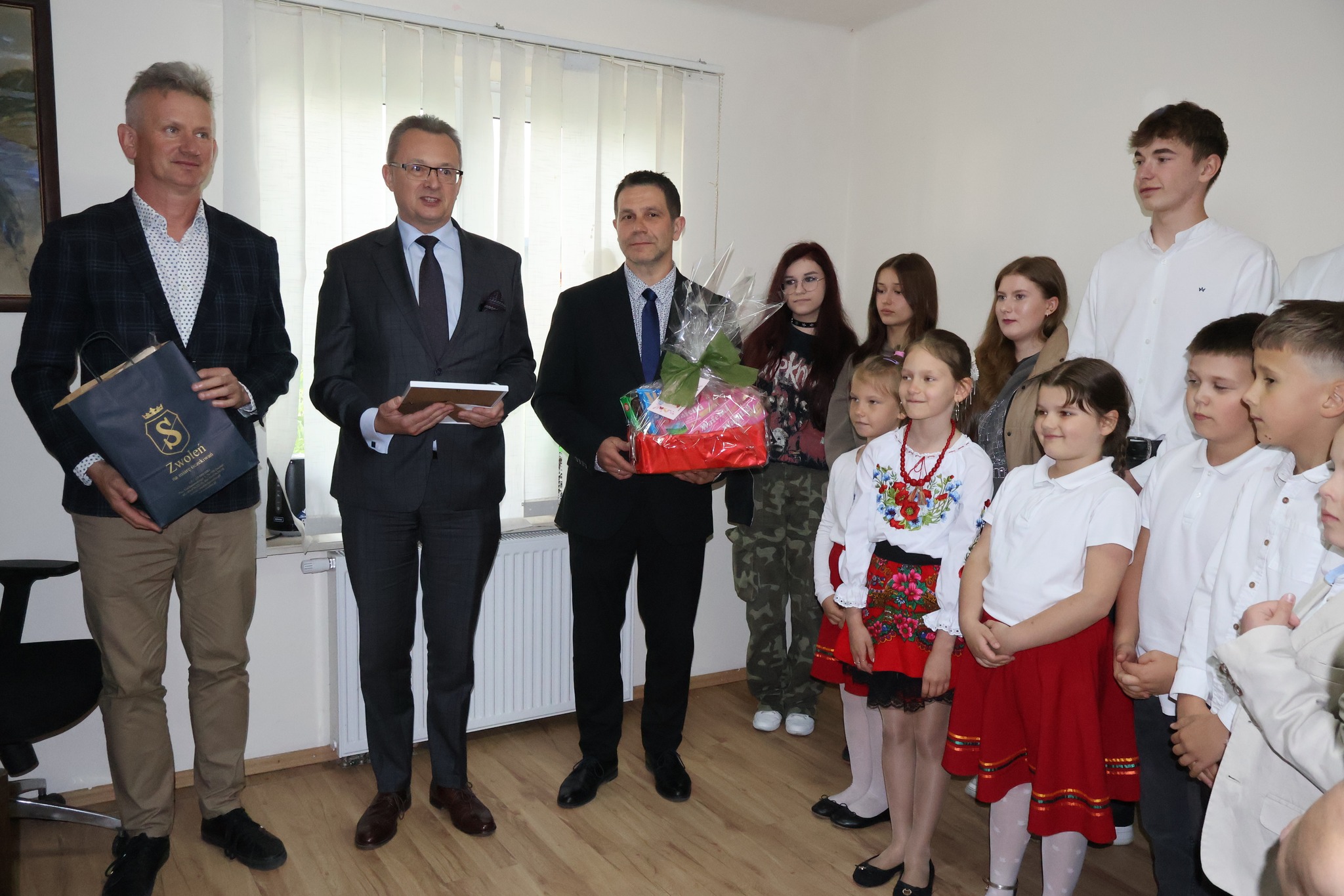 Przestawicele gminy gratulują zespołowi 