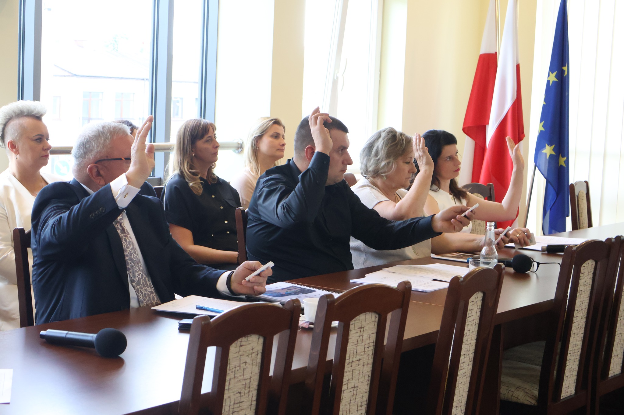 radni podczas głosowania