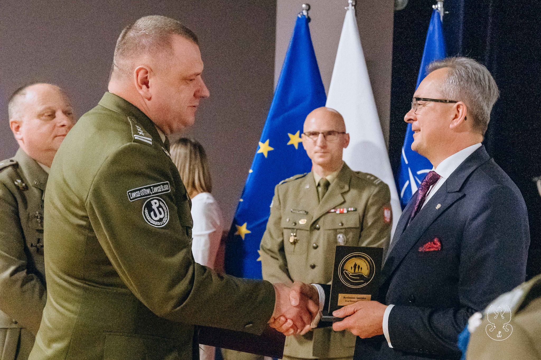 Burmistrz odbiera statuetkę 
