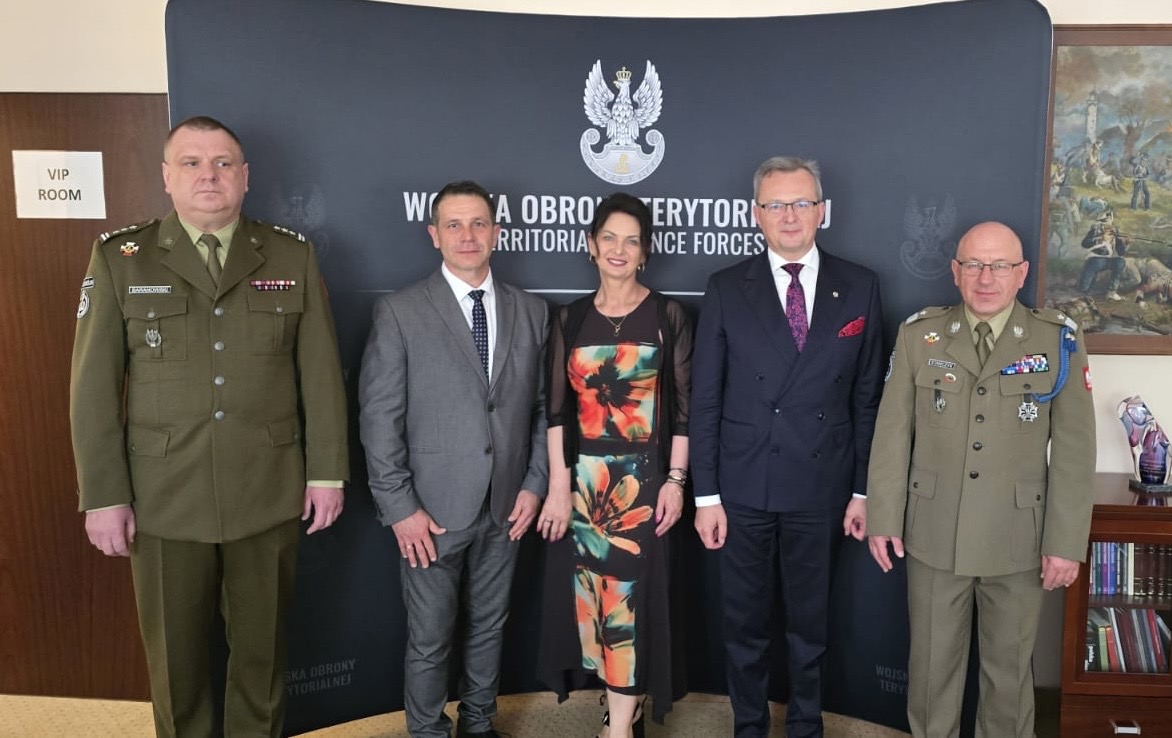 Burmistrzowi podczas uroczystości towarzyszyli zastępca burmistrza Grzegorz Molendowski oraz dyrektor Domu Kultury Natalia Anna Wieczerzyńska. 